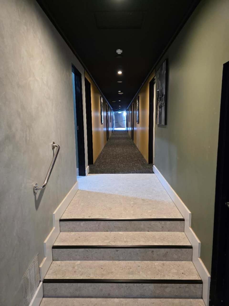 The Parkmore Hotel Melbourne Bagian luar foto