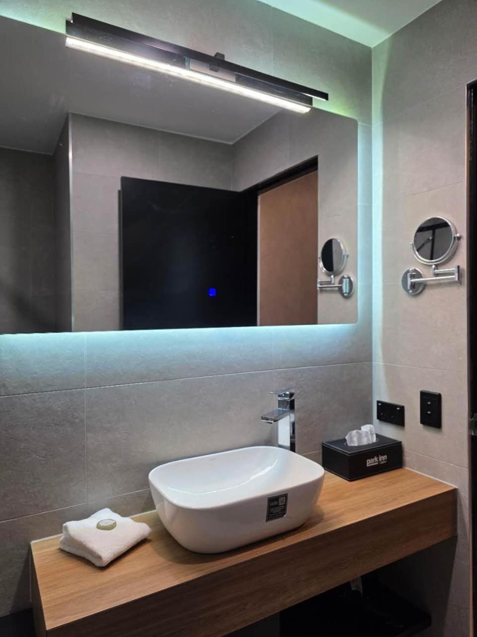 The Parkmore Hotel Melbourne Bagian luar foto