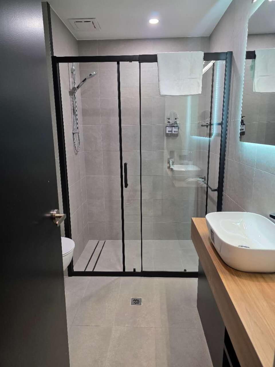 The Parkmore Hotel Melbourne Bagian luar foto