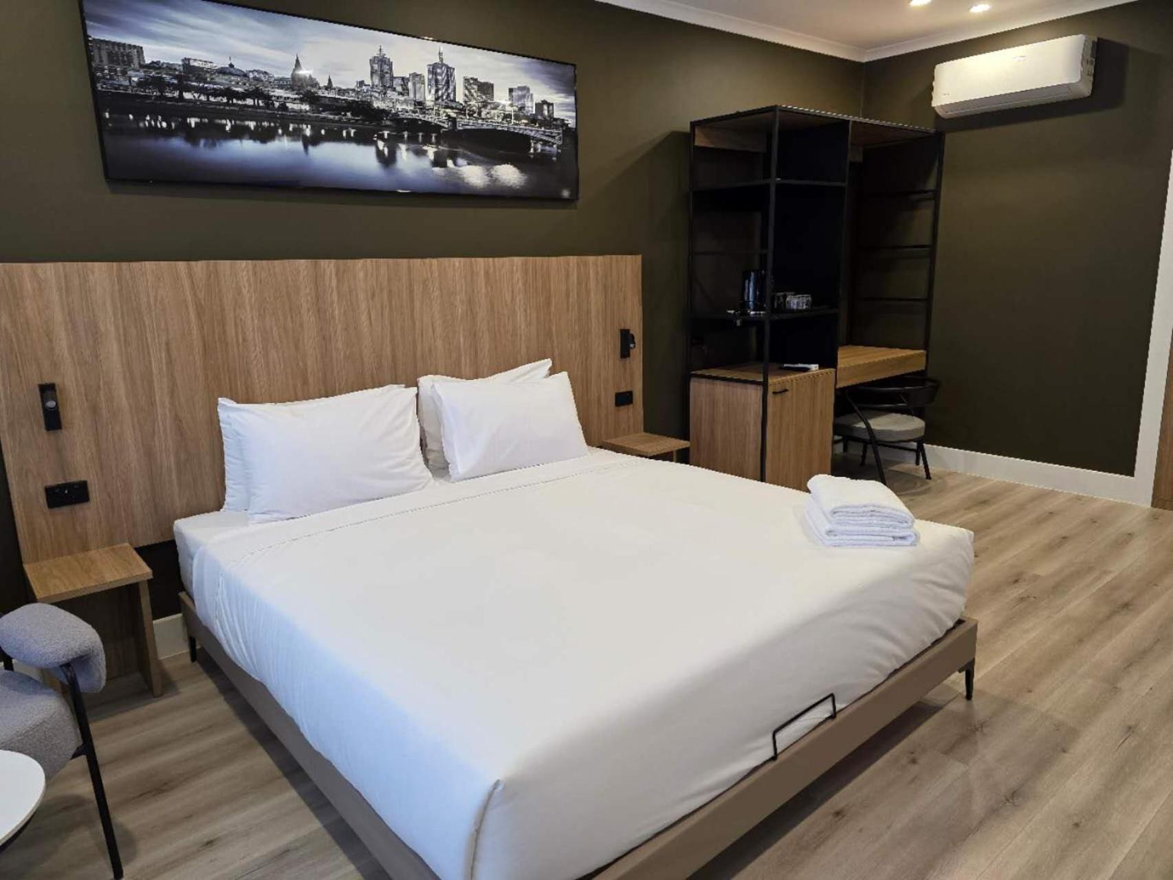 The Parkmore Hotel Melbourne Bagian luar foto